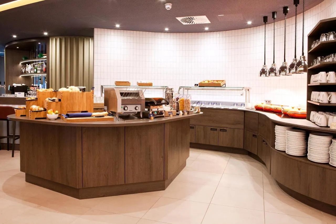 Hotel Hampton By Hilton Řezno 3*,