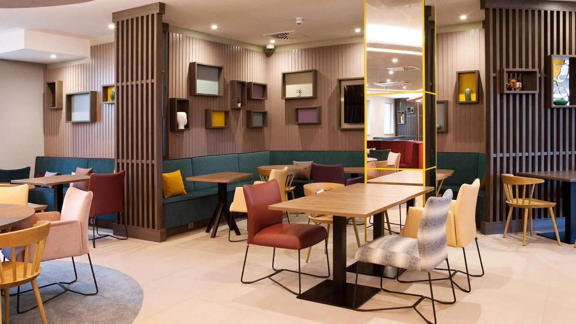 Hotel Hampton By Hilton Řezno 3*,